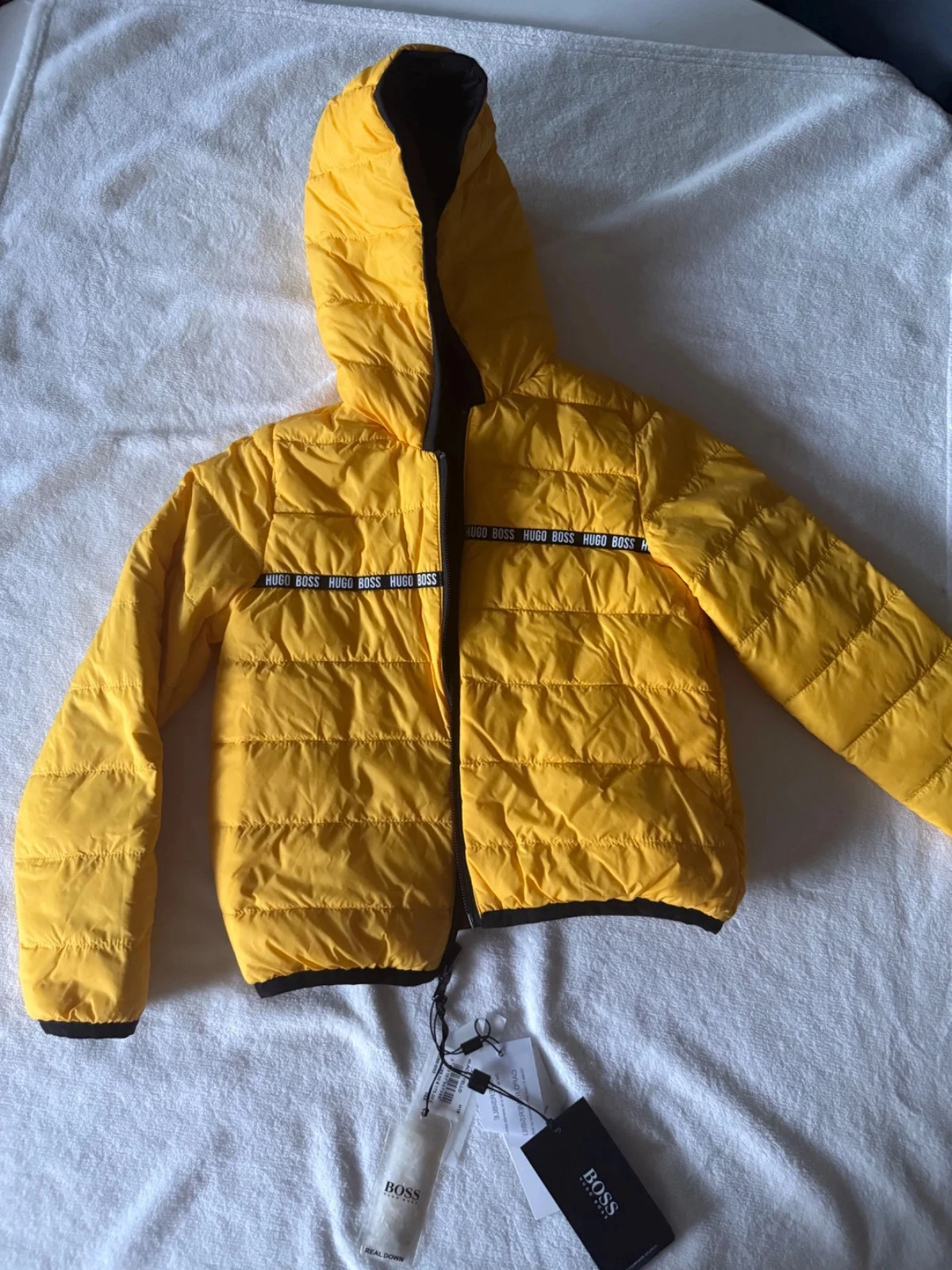 Doudoune réversible Hugo Boss jaune et noir  4 ans Neuf avec étiquette